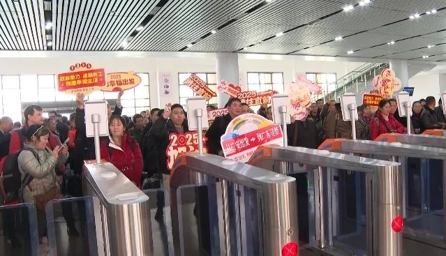 农民工返岗专列启程，他们的新年梦想将如何绽放？  第2张