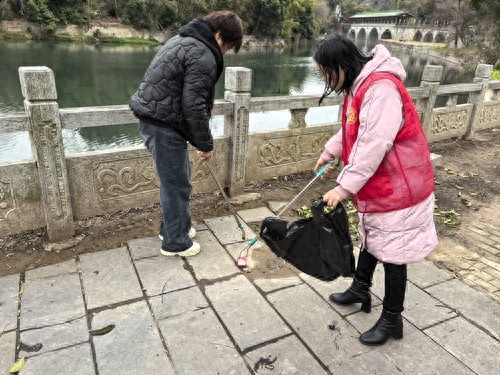 漓江重现清澈美丽，志愿者们如何仅用一下午就清理出数十袋垃圾？