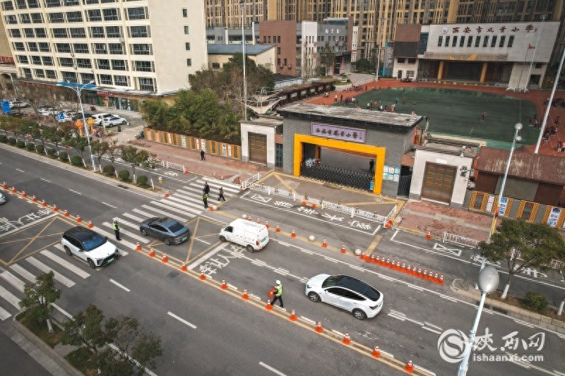 西安公安交警如何精准治理校园周边交通？凤景小学的成功经验揭秘