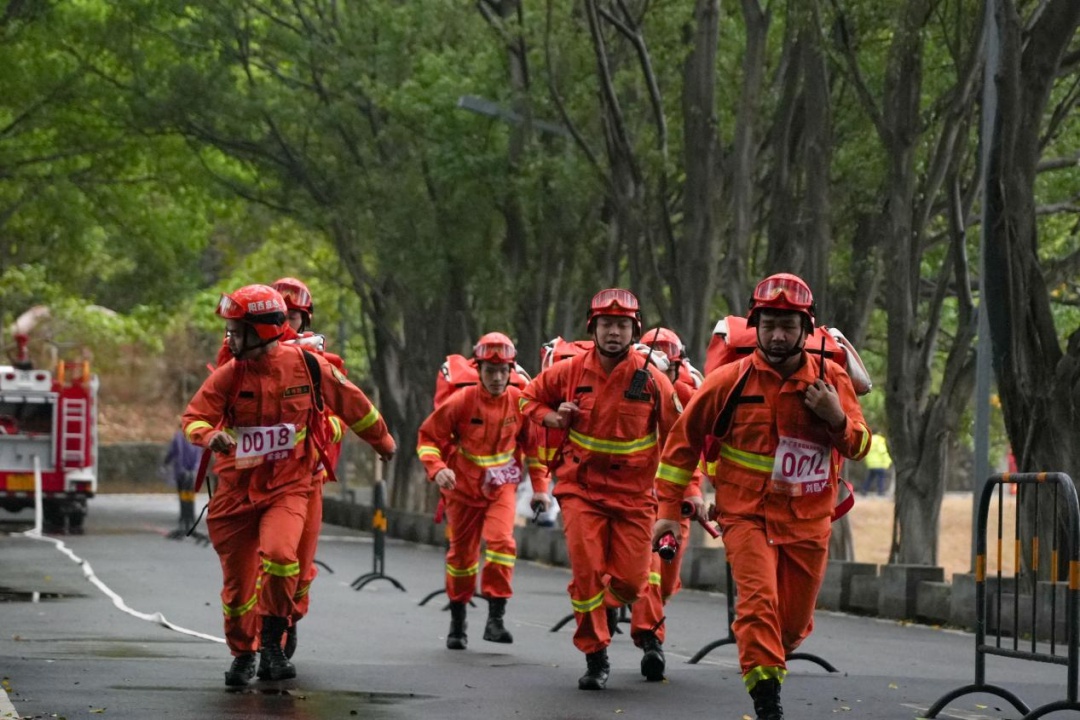 210名消防精英雨中激战，谁能在540米赛道、50米落差中脱颖而出？  第2张