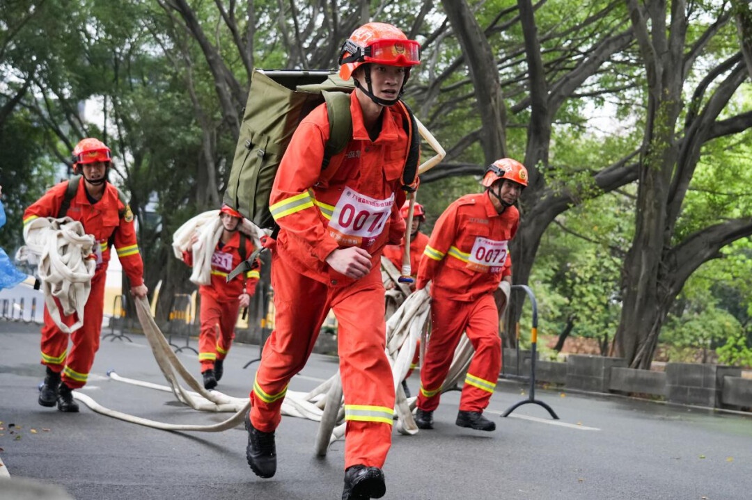 210名消防精英雨中激战，谁能在540米赛道、50米落差中脱颖而出？  第8张