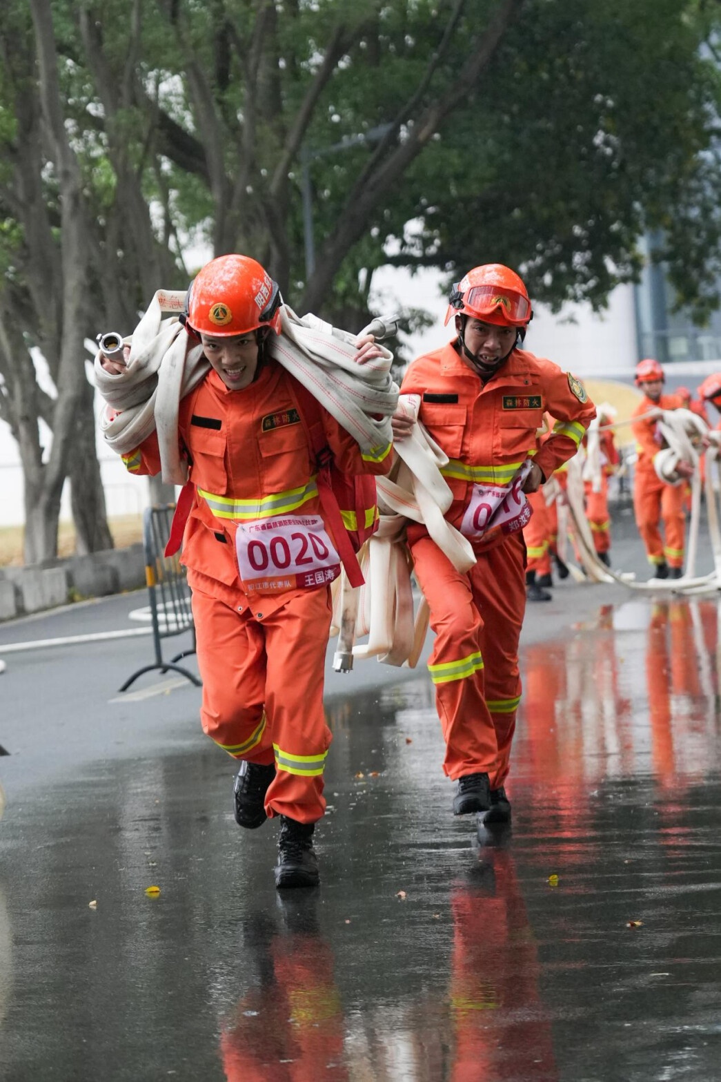 210名消防精英雨中激战，谁能在540米赛道、50米落差中脱颖而出？  第9张