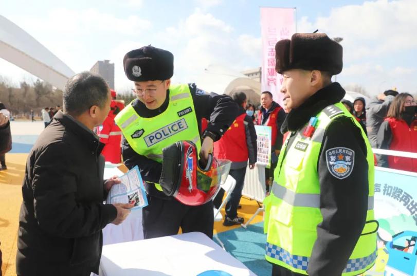 雷锋精神的时代光芒如何照亮我们的未来？  第6张