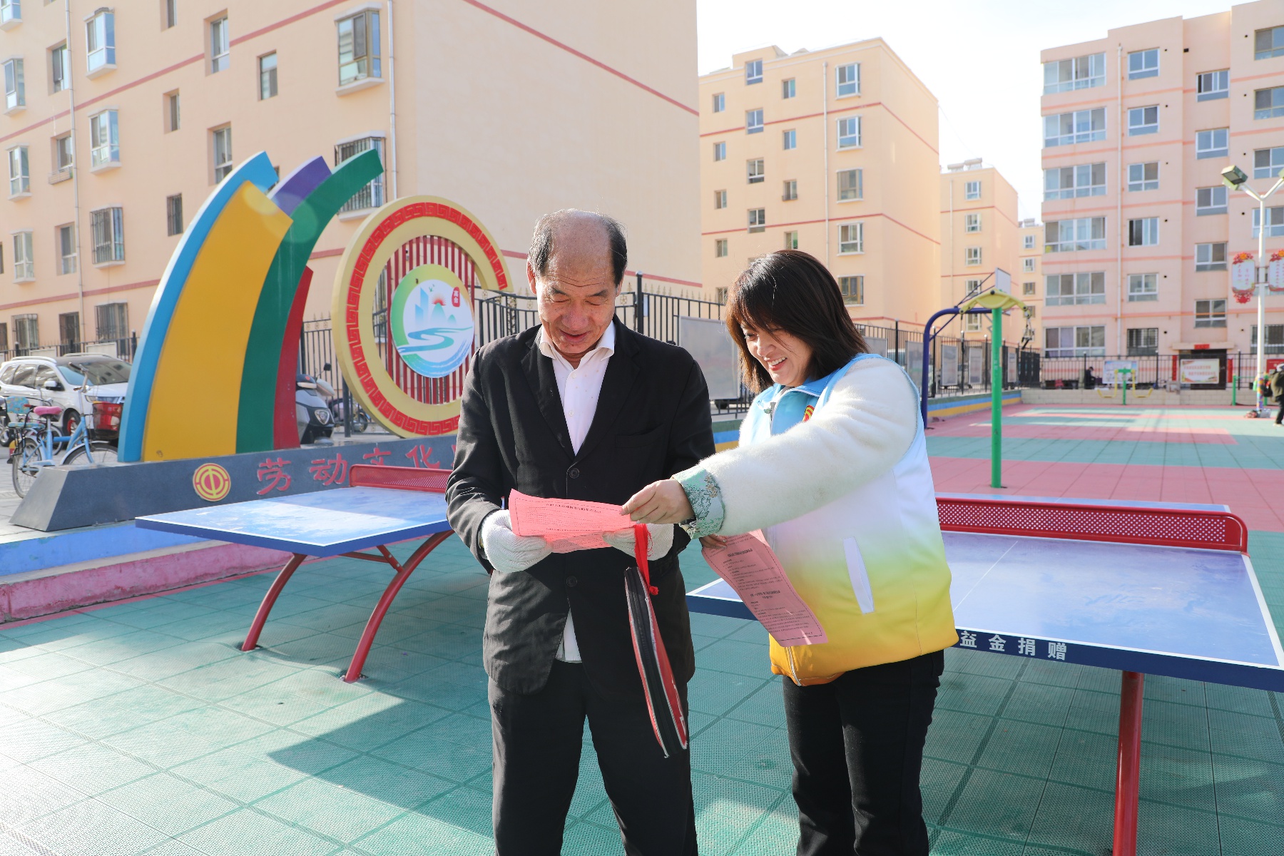 高台县学雷锋活动大揭秘：21名优秀志愿者获赠工艺作品，你参与了吗？  第2张