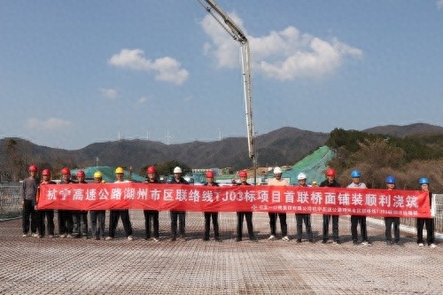 杭宁高速杨家埠大桥施工新突破！全自动摊铺机如何提升效率与质量？