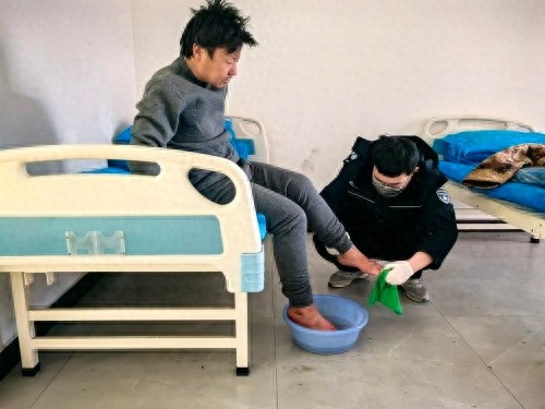 流浪半年，他终于在救助站感受到久违的温暖！你愿意伸出援手吗？