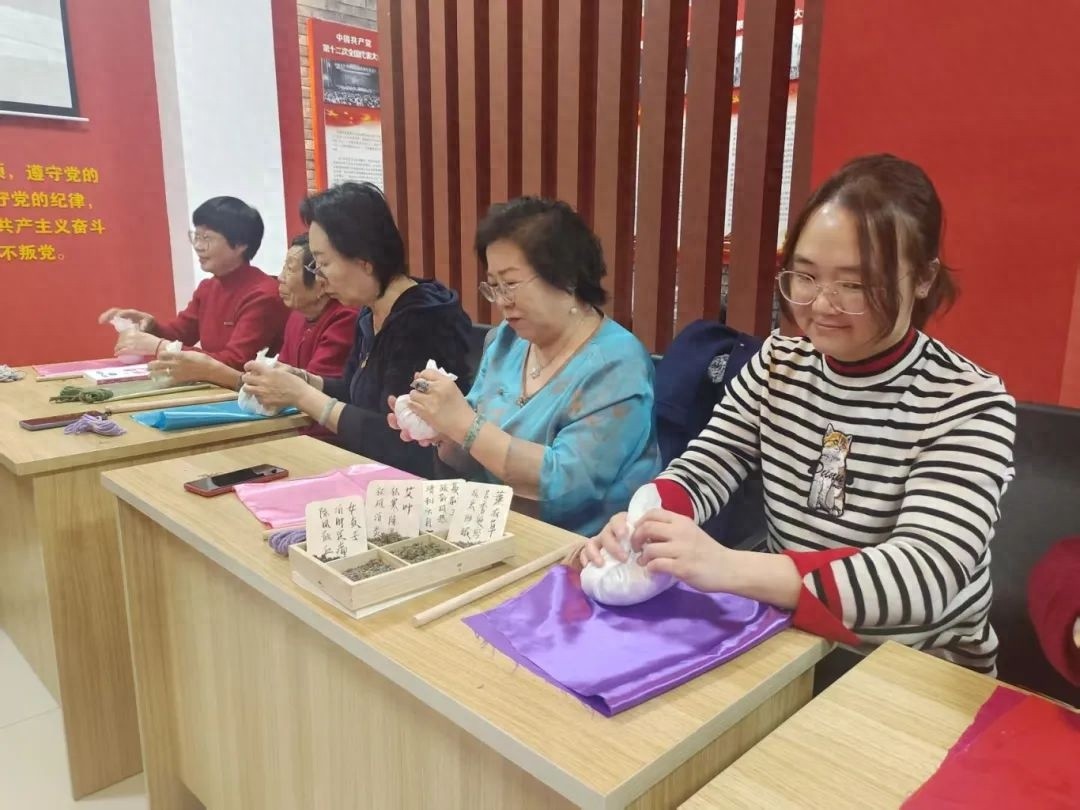 你知道艾草锤还能这样用吗？保利社区女神节活动让你大开眼界
