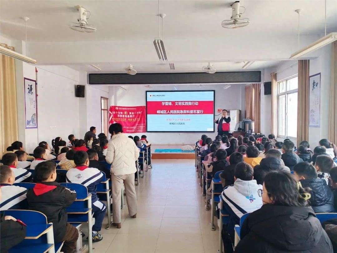 孩子们为何对急救知识如此着迷？揭秘峄城区人民医院的学雷锋行动