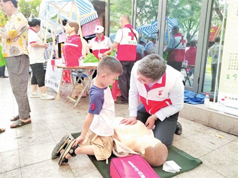 学雷锋文明实践志愿集市活动火热进行中！你参与了吗？