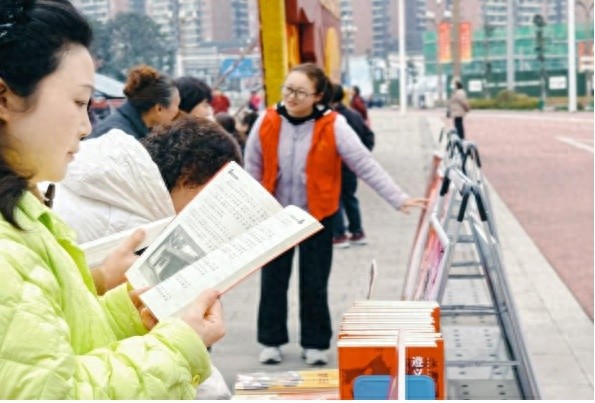 2025年学雷锋活动震撼来袭！雅安市名山区图书馆如何以书为媒传承雷锋精神？