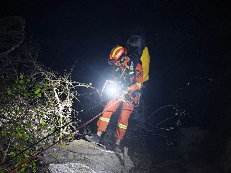 惊险10小时！香格里拉峡谷坠崖驴友如何奇迹生还？  第1张