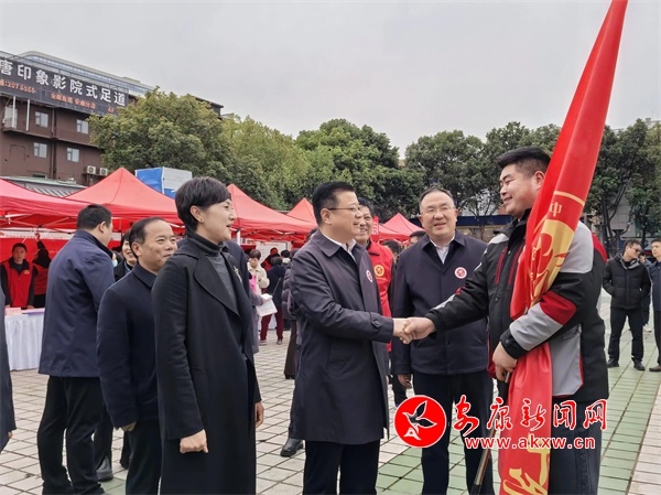 雷锋精神如何在新时代绽放璀璨光芒？安康市2025年学雷锋志愿服务月启动  第2张