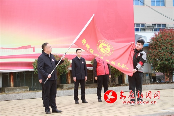 雷锋精神如何在新时代绽放璀璨光芒？安康市2025年学雷锋志愿服务月启动  第4张