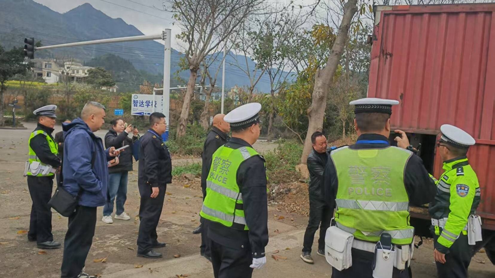 私自改装货车藏油罐，安全隐患大曝光！你身边有这样的车吗？