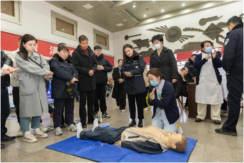 陕西省交通医院学雷锋义诊活动大揭秘！你的健康问题他们全包了？  第4张