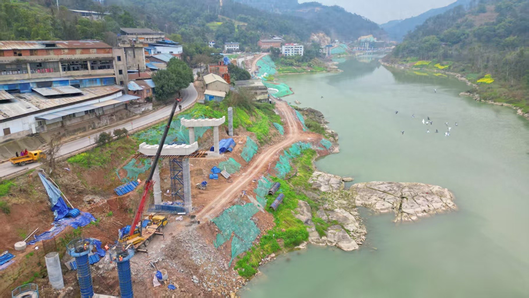 自贡至泸州港公路二期项目加速推进，安溪镇沿江桥群施工难度大，如何确保进度与安全？