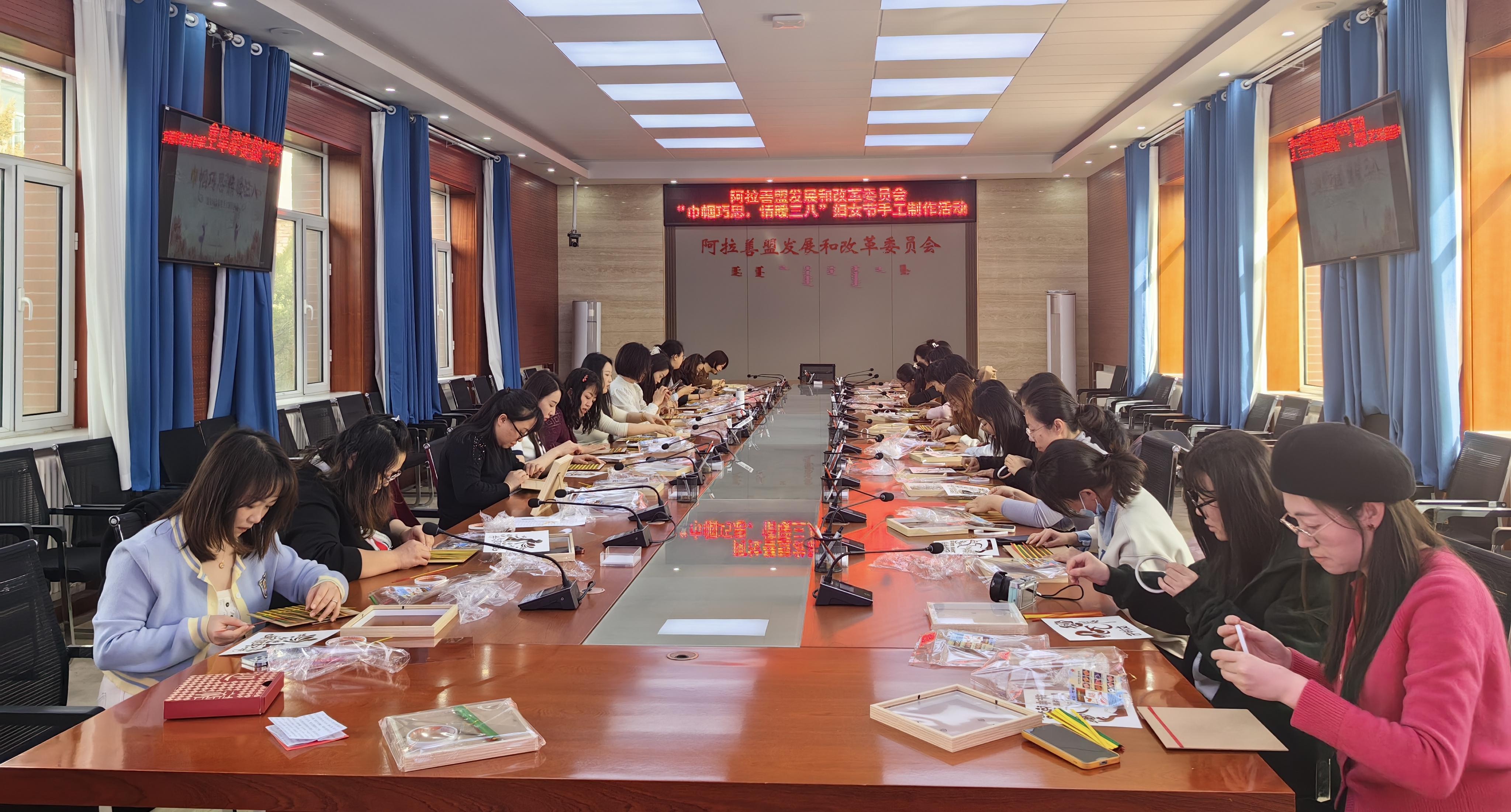巾帼巧思，情暖三八！女干部职工如何用竹条编织出非遗艺术的传奇？  第2张