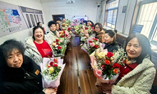 三月春风里的艺术盛宴：茨采社区女性如何用花语绽放自我？  第1张