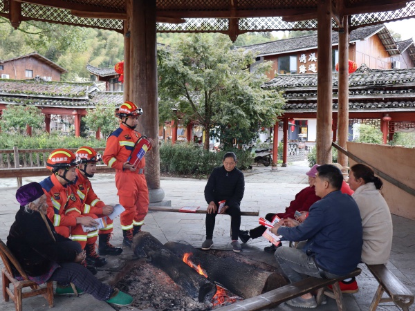消防员入户送安全，你家的火灾隐患都清除了吗？  第2张