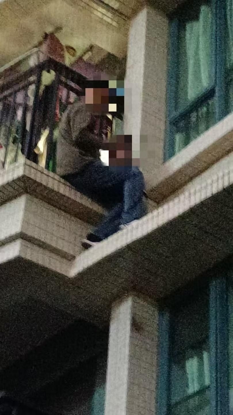 3分钟生死救援！5岁女孩悬空阳台，社区英雄如何化险为夷？