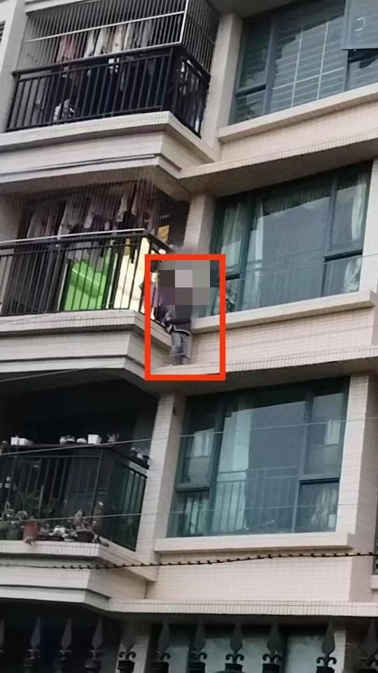 3分钟生死救援！5岁女孩悬空阳台，社区英雄如何化险为夷？  第2张