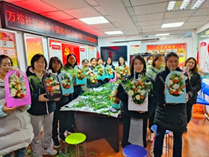 插花艺术如何展现女性柔韧与坚韧的力量？万裕社区活动揭秘