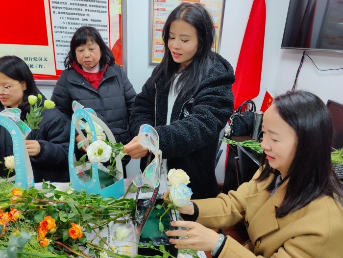 插花艺术如何展现女性柔韧与坚韧的力量？万裕社区活动揭秘  第2张