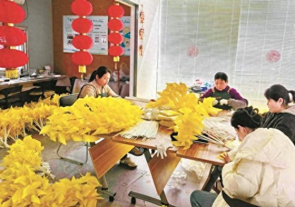 卡嫂两天完成5000只风车组装！如何做到的？