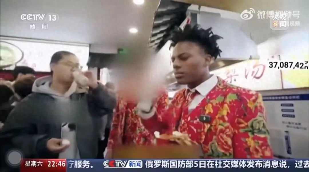 网红随甲亢哥中国行当翻译被打码? 因其曲解原意惹争议!