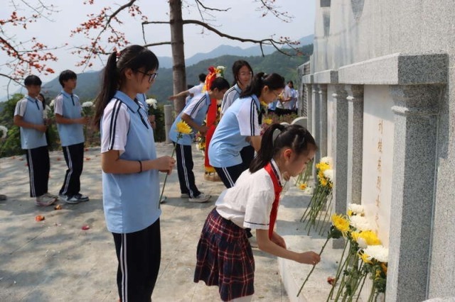 广州百余名青少年清明祭英烈：三英雄事迹你知道吗？  第2张