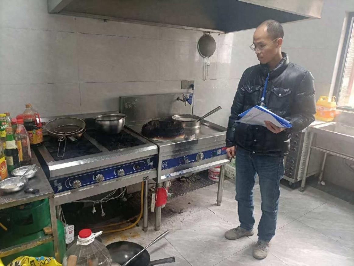 2025年4月保障饮食安全！万峰林街道春季食品安全检查行动都查了啥？  第1张
