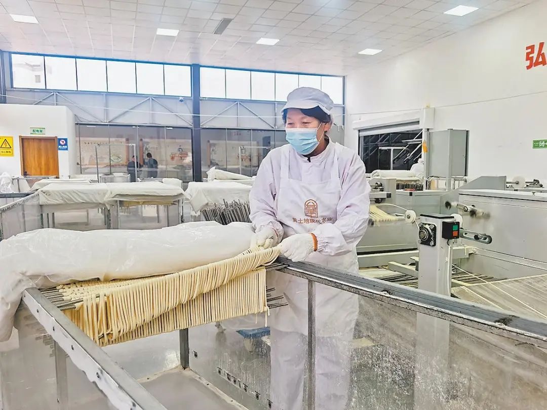榆林社区工厂助力搬迁群众致富!定边剪纸工厂见闻?  第2张
