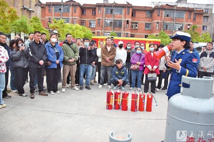 老城区突发火情人员被困？看多方协作灭火救人