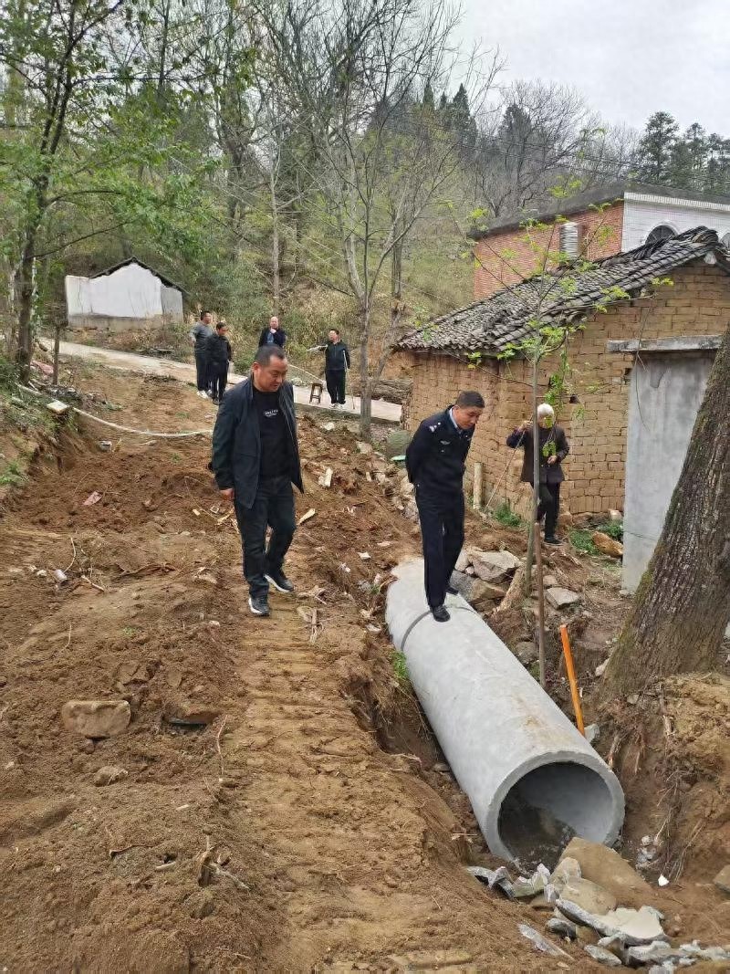 宽1.5米土路本难行，厕所又堵路，修路受阻该咋办？