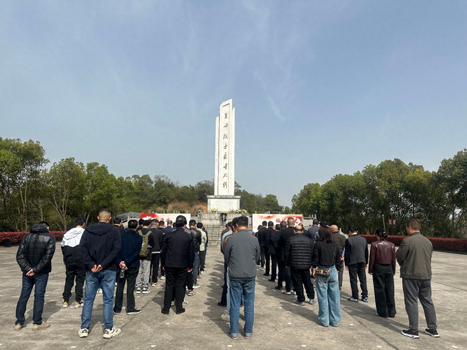 社区矫正对象清明祭扫英烈，触动背后的深意是？  第1张