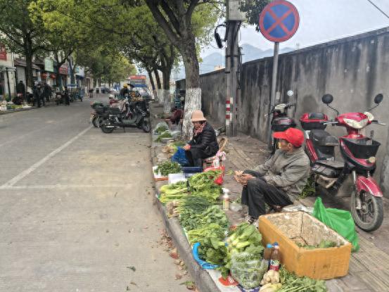 小生意有了专属摊位不再东躲西跑!收入更稳定?  第1张