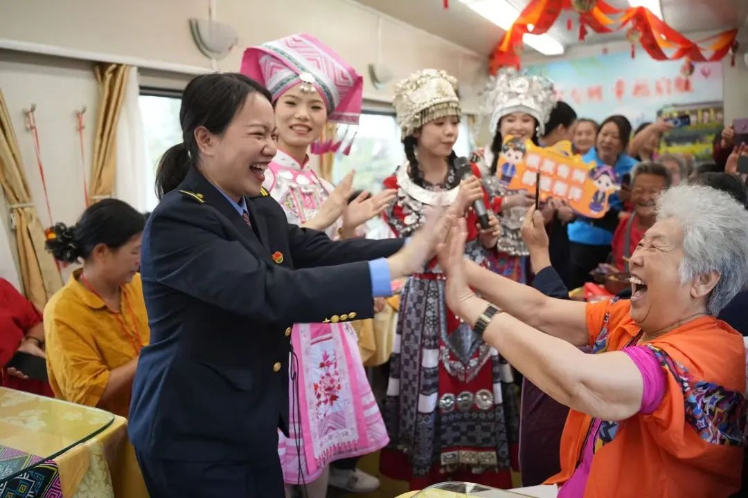 超贴心！738位银发旅客开启6880公里之旅，你知道都有啥保障吗？  第4张