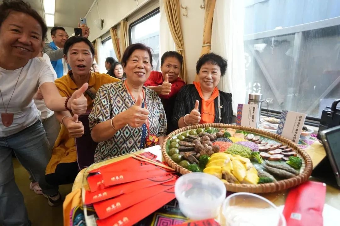 超贴心！738位银发旅客开启6880公里之旅，你知道都有啥保障吗？  第5张