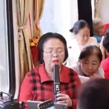 超贴心！738位银发旅客开启6880公里之旅，你知道都有啥保障吗？  第8张