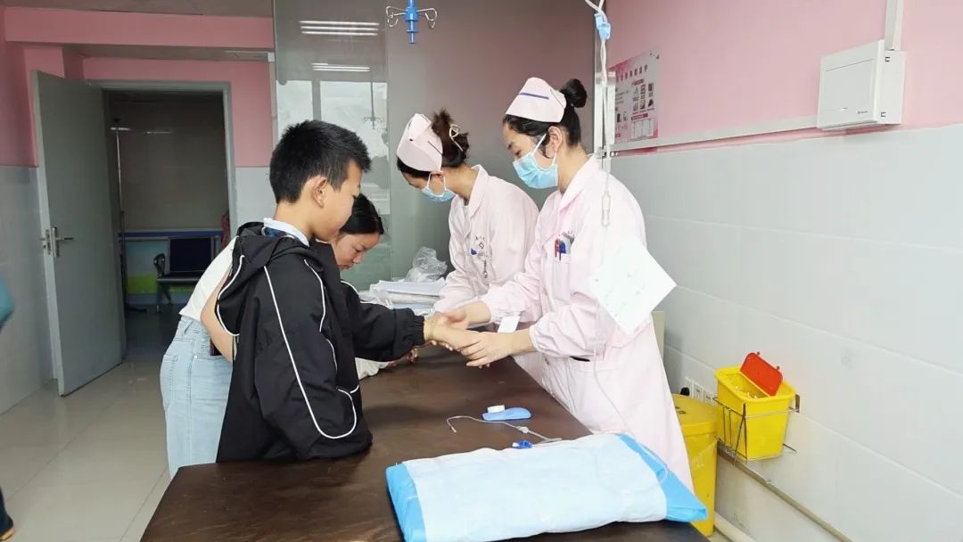 五一假期通城县人民医院儿科医护坚守！他们如何守护患儿健康？  第4张
