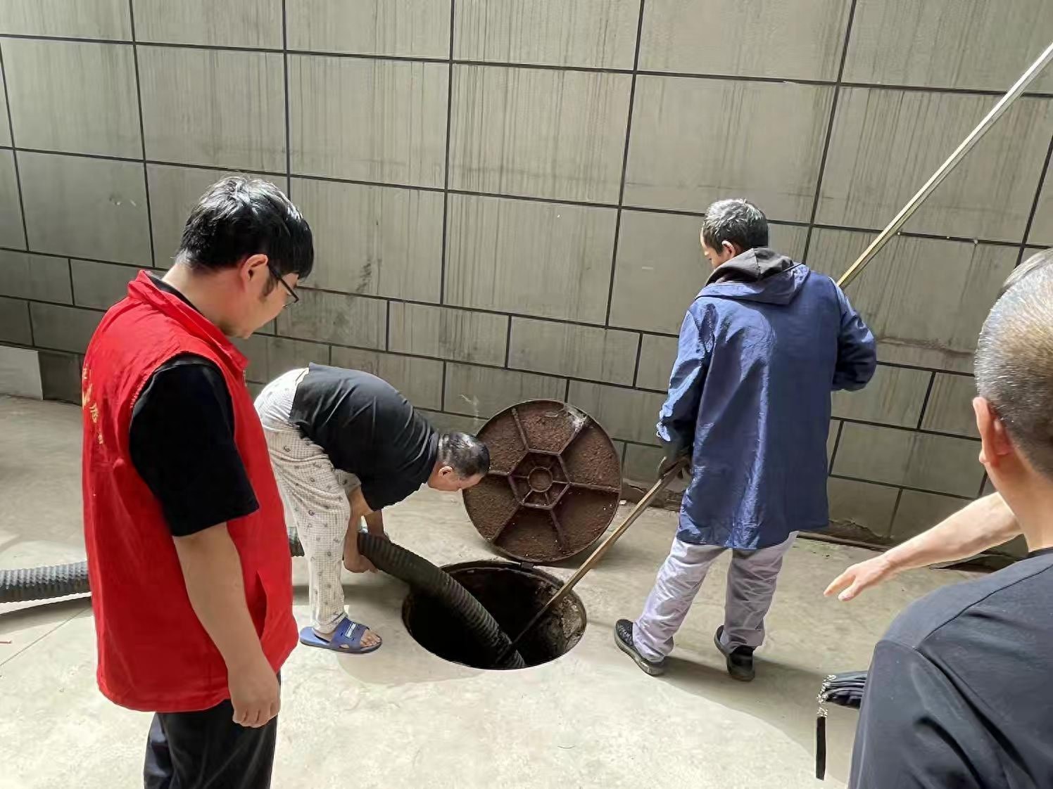 5月6日莲湖区一社区疏通下水管道，解决居民急难愁盼！你那小区呢？