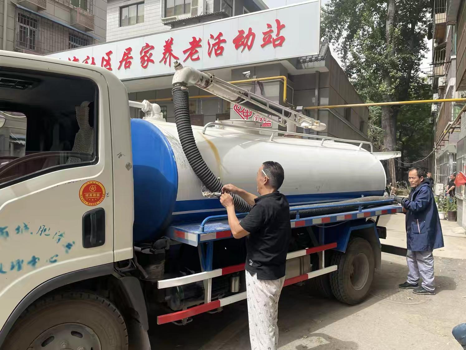 5月6日莲湖区一社区疏通下水管道，解决居民急难愁盼！你那小区呢？  第2张