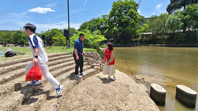 五一假敦寨镇志愿者雷屯景点服务忙！文明旅游靠大家？