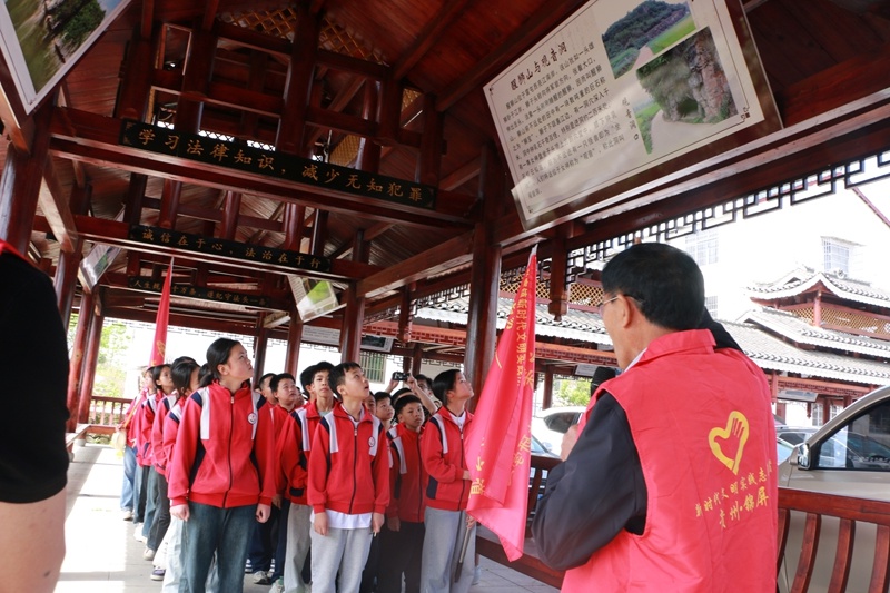 五一假敦寨镇志愿者雷屯景点服务忙！文明旅游靠大家？  第2张