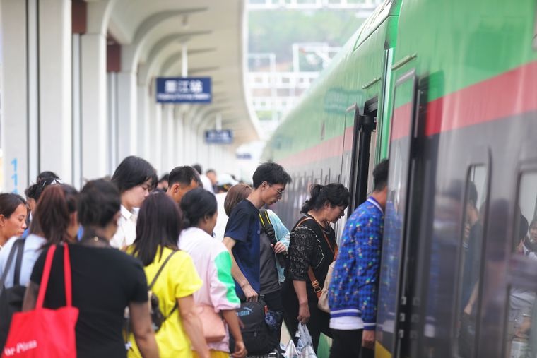 五一假期国铁昆明局旅客发送量猛增！多项指标创历史新高？  第3张