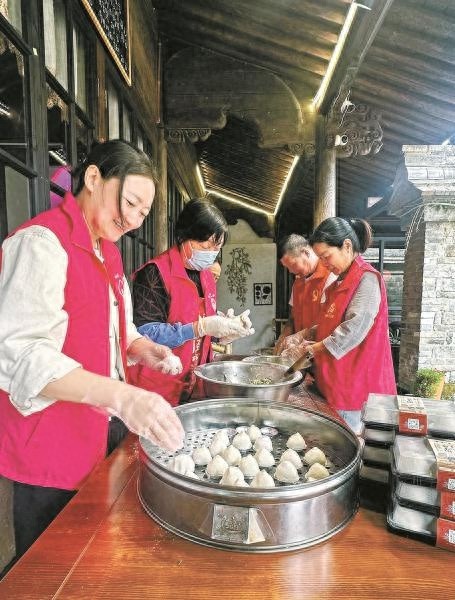 五一前夕！60 多名老人收到特殊礼物，这背后藏着啥秘密？