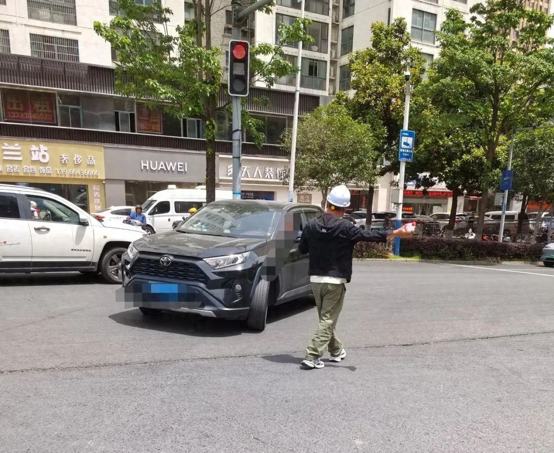 5月6日六安长青路博亚广场段主路面封闭！咋回事？