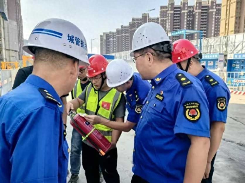 五一节赛罕区城管坚守岗位！整治占道经营，共享单车治理行动？