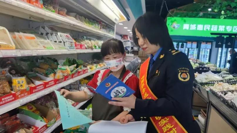 五一节赛罕区城管坚守岗位！整治占道经营，共享单车治理行动？  第2张