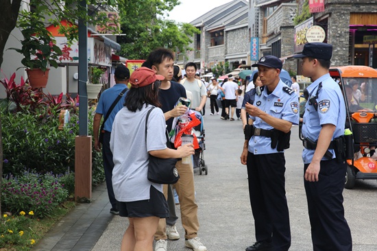 五一假期鹤山公安默默守护！藏蓝身影如何全方位保平安？  第12张